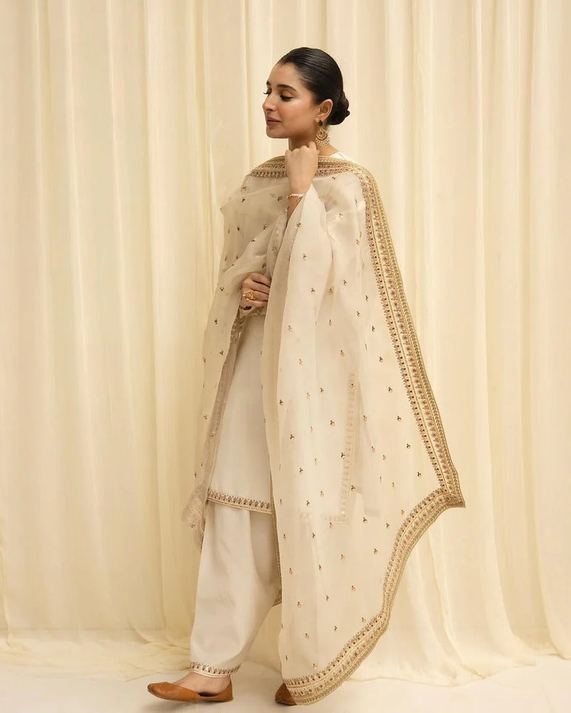 Mah Noor Luxe | Classic 3-Pc Ready-to-Wear Embroidered Outfit